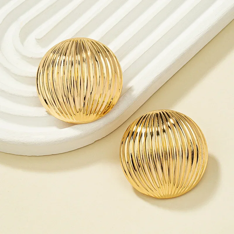 Fashion Round Metal Earrings for Women Fashion Gold-plated Shell-shaped Retro Punk Earrings Elegent Female Jewelry