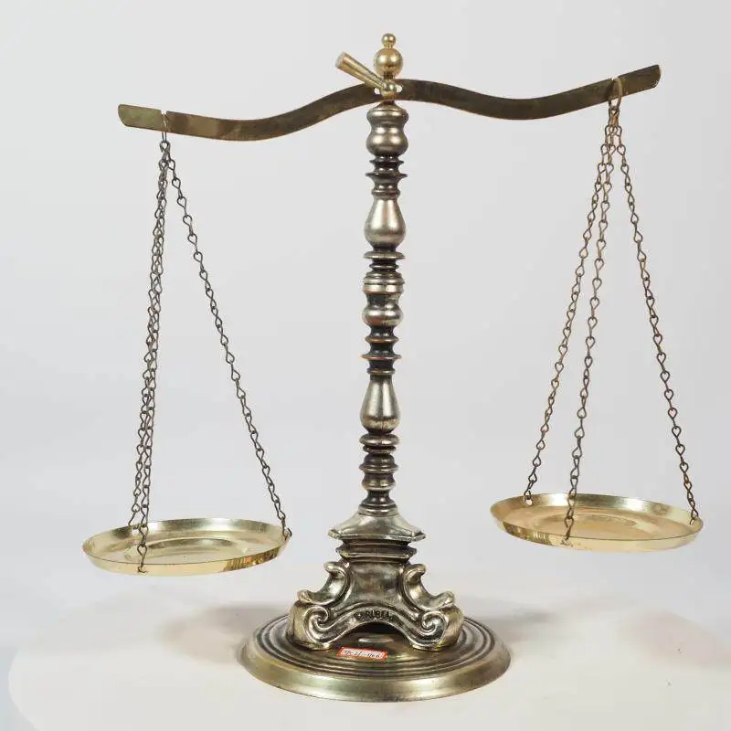 Western antique antique old-fashioned metal balance scale retro classical ornament European old object study living room bedroom