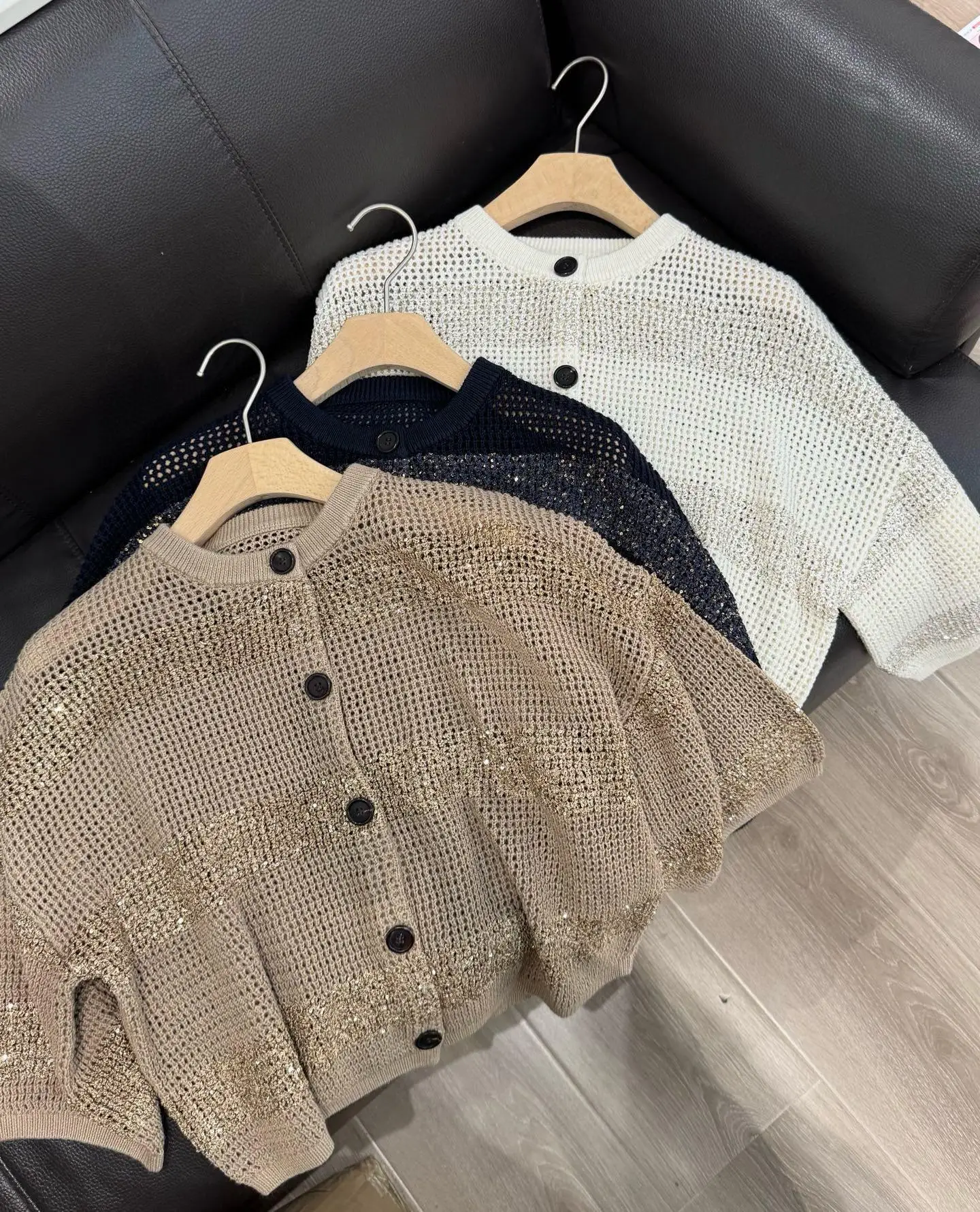 

Ажурный кардиган с цветными блоками и полосками, с пайетками, с коротким рукавом, из льняной трикотажной ткани.