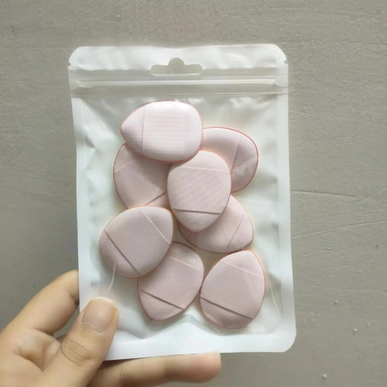 8個入りミニオーバルサムパウダーパフ - デュアルユースドライ＆ウェットクッションパフ、指先メイクアップアプリケーション、携帯用メイクアップパフ