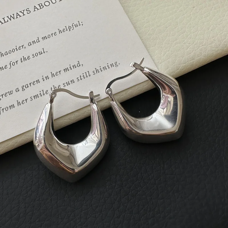 

S925 Sterling Silver Korean Version Niche Design Sense Simple Hollow Retro Shield Ear Buckle Simple Earrings 39ES45