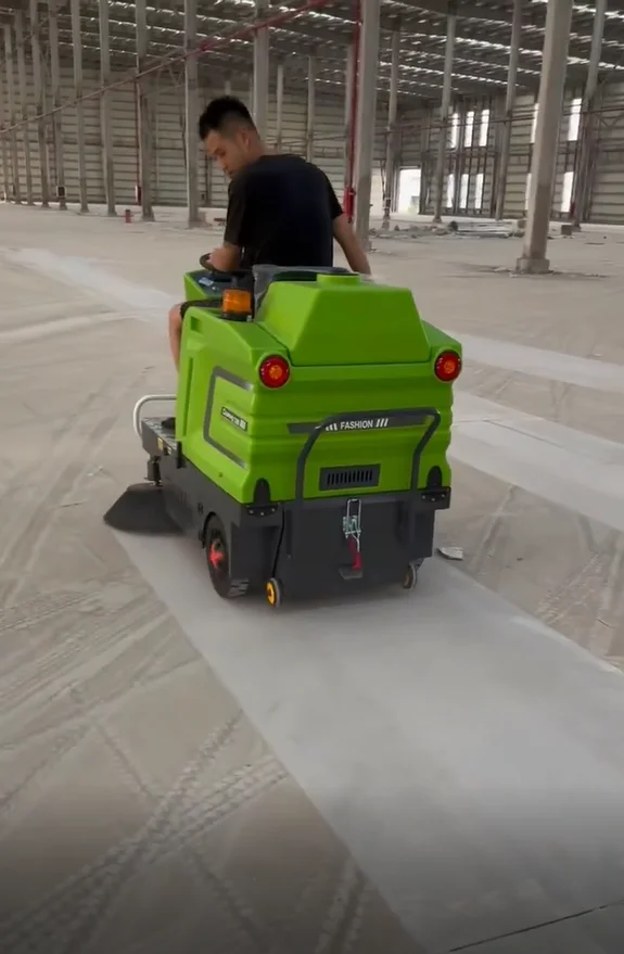 1300 Type Driving Small Sweeping Factory, Community Sanitation Mall, Property Workshop, Cleaning and Vacuuming Car