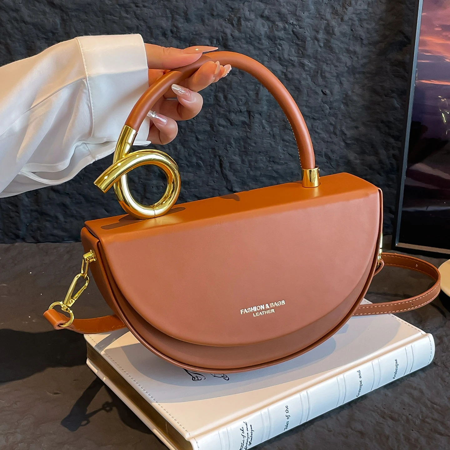 

Exquisite Women Box Bag Trendy Letter Casual Handbags High-end Buckle Shoulder Bags Female PU Leather Commuting Crossbody Pack