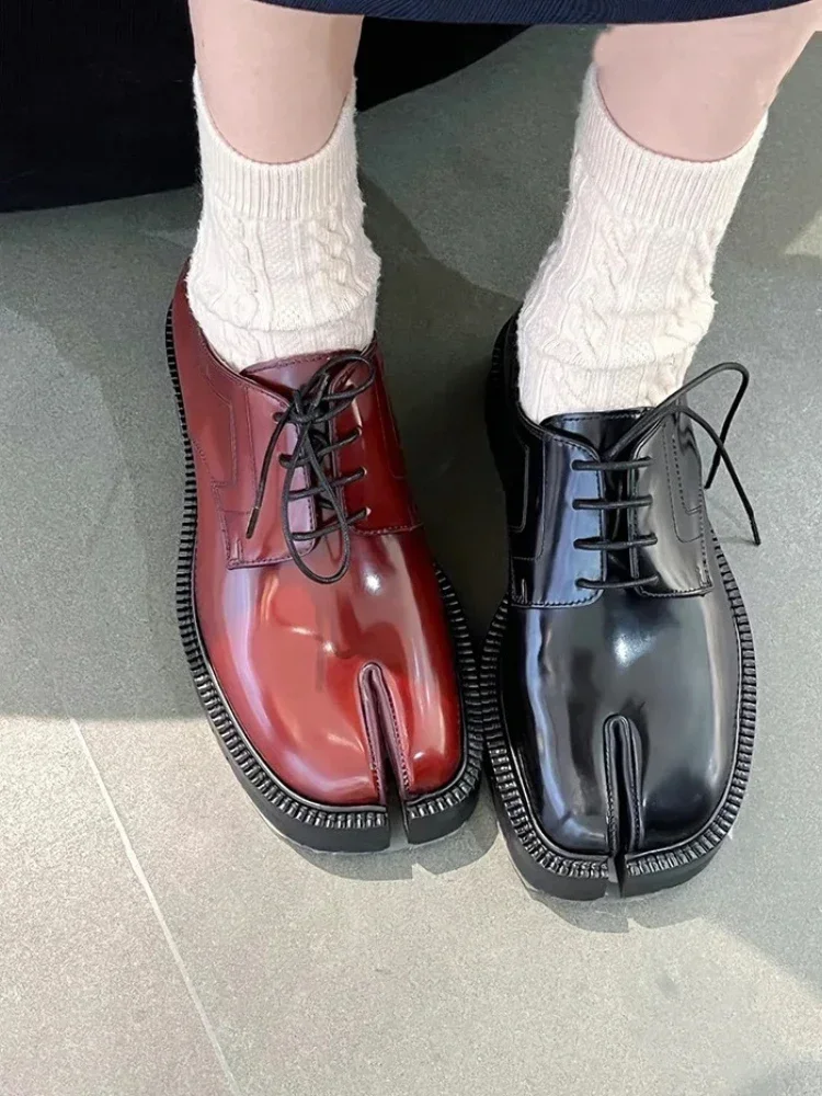 Plateau-Tabi-Lederschuhe für Herren, Schnürschuhe mit geteilter Zehenpartie, schwarzes Leder, Business-Freizeitschuhe, Neuheitsschuhe im Designer-Stil