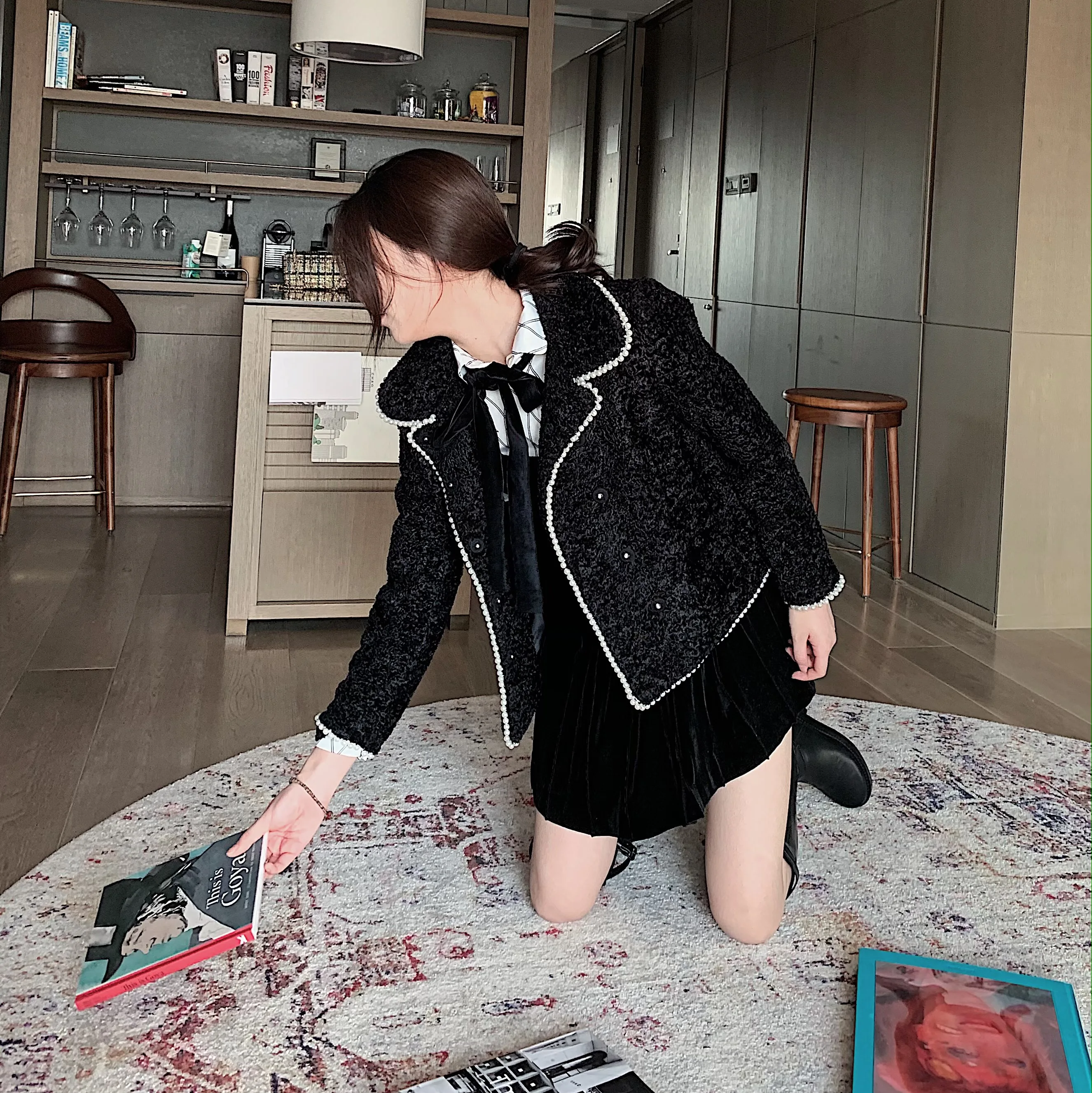 

Женское пальто Amor Ladylike Design с жемчужной отделкой и вставками из овечьего меха, прямого кроя, стандартной длины, на пуговицах