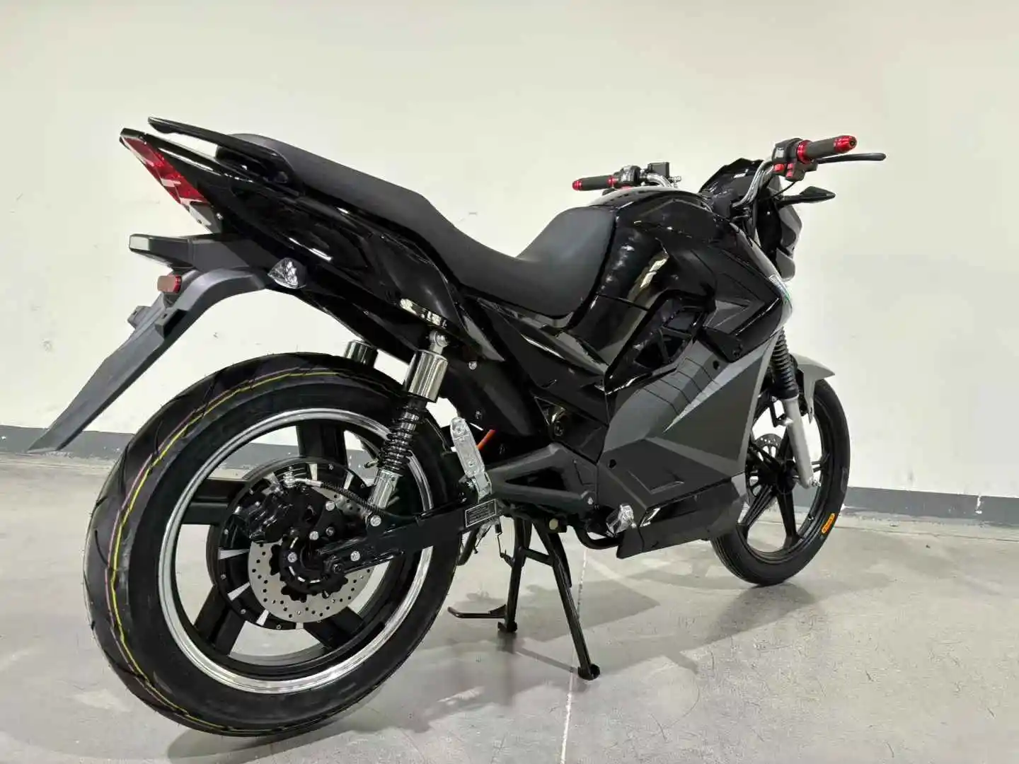 Calico Brand Electric Motorcycle with A Speed of 180km/h, Using Inverted Shock Absorption Central Motor and Wheel Hub Motor