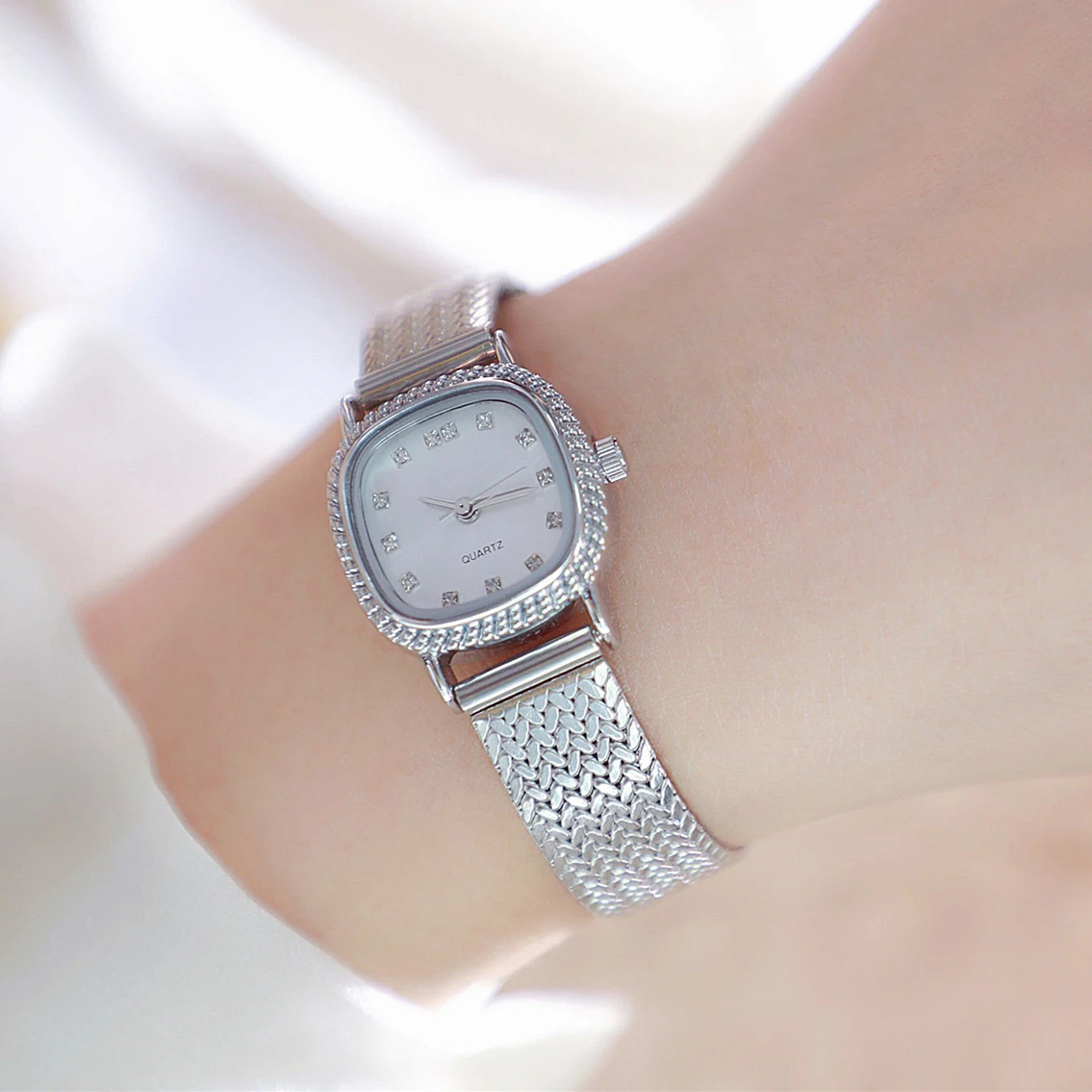 ساعة MAYZHISU النسائية الخفيفة الفاخرة الرجعية المرأة كوارتز ساعة اليد الفولاذ المقاوم للصدأ مقاوم للماء الأعمال الإناث ساعة السيدات