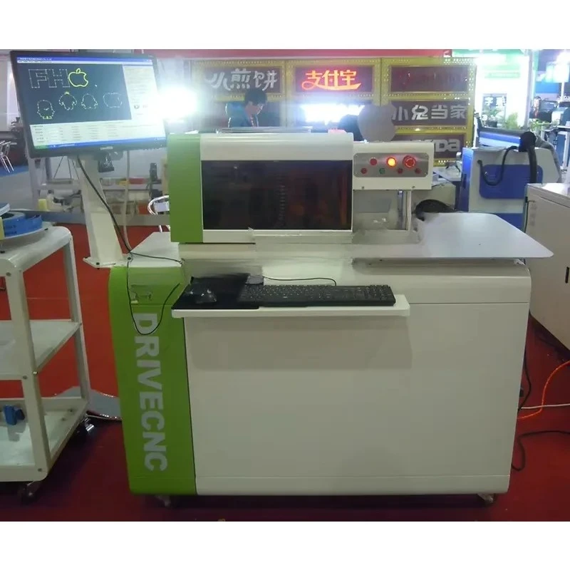 Piegatrice automatica per lettere a canale per segnaletica in alluminio