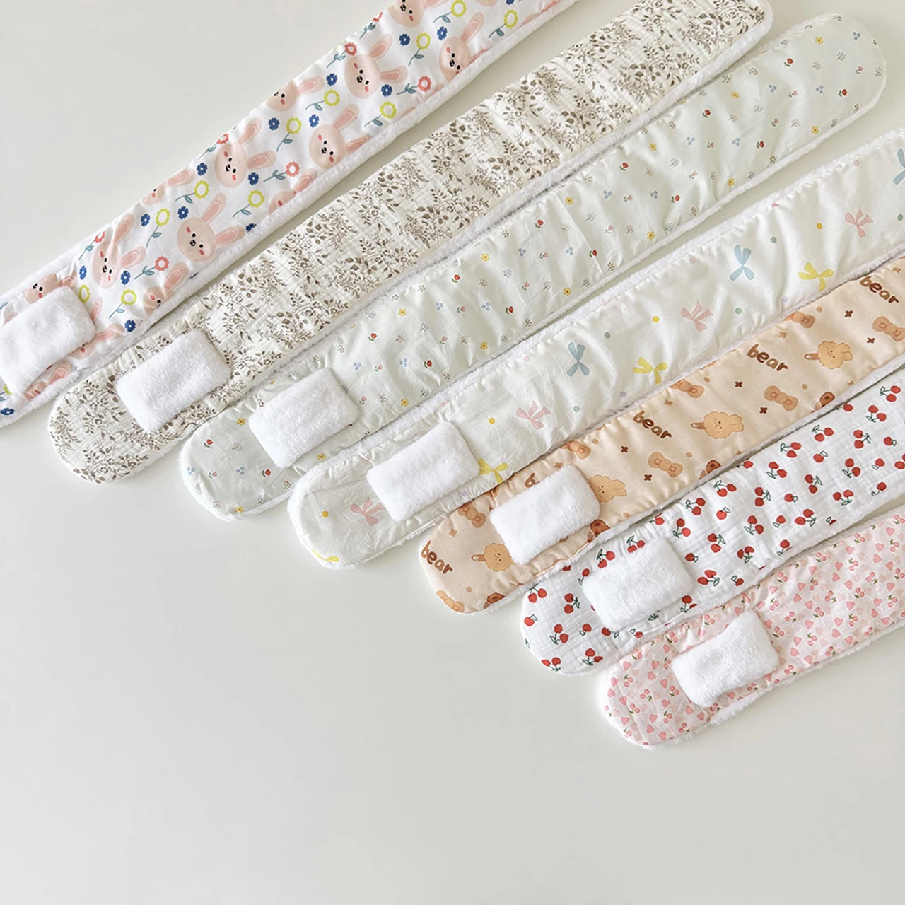 قفازات أطفال لطيفة ورائعة للشتاء الدافئ من زهور الكرز على شكل أرنب ناعمة وسميكة ومضادة للبرد قفازات متقاطعة للفتيات الصغيرات منديل للأطفال