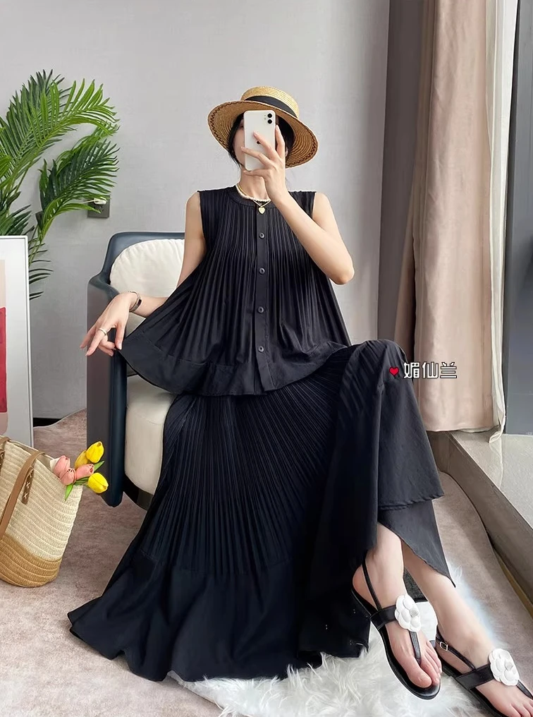 طقم نسائي أنيق مكون من قطعتين مع رقبة دائرية بلون سادة وزر واحد وتنورة غير رسمية كبيرة الحجم فضفاضة لصيف 2025