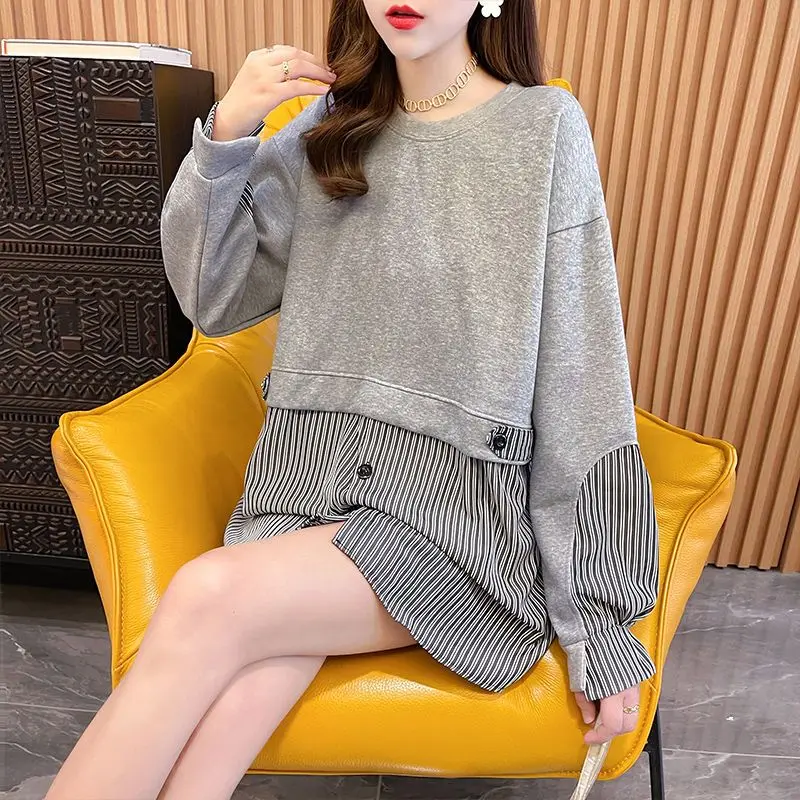 بلوفر نسائي مخطط رخيص الثمن 2000s Sport Emo جديد في ملابس الشارع الكورية الجمالية Y2k Kpop بلوزات نسائية من قطعتين