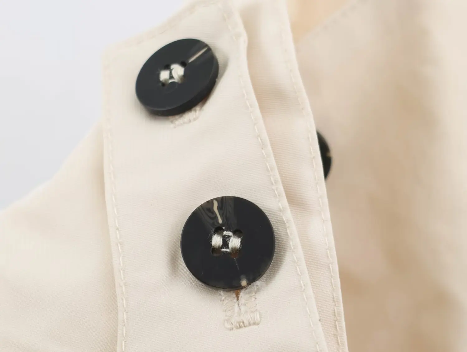 BSAY Eleganter Damen-Kurzmantel mit Reverskragen, Asymmetrischem Verschluss, Knopfverzierung an den Manschetten, Einfarbig, für Herbst, Büro und Pendler. – Detail 8