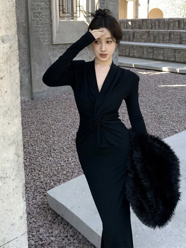 

Hepburn style black V-neck long sleeved dress spring and autumn clothing 2024 new high-end feeling slim fit long 5NCA