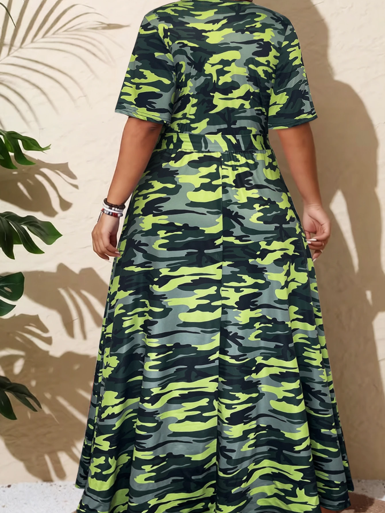 Plus-Size-Kleid mit Camouflage-Print, kurzen Ärmeln und V-Ausschnitt, selbstbindbare Taille, A-Linien-Sommerkleid mit Seitentaschen, Alltags- und Urlaubskleid – Detail 3