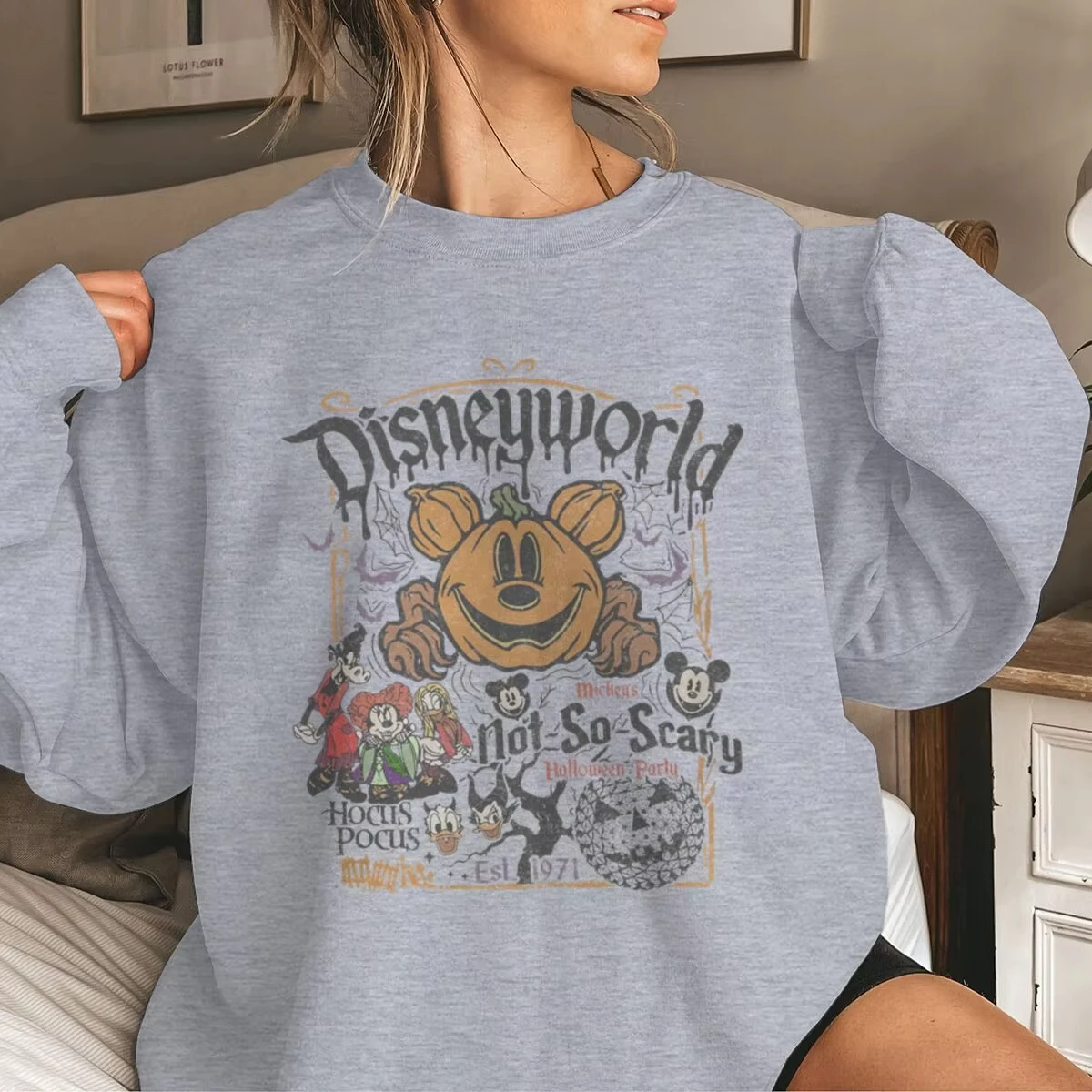 Lässige Sportbekleidung mit Rundhalsausschnitt. Ich brauche Kaffee, um auf Halloween-Kaffee und Kürbis gemusterte Gothic-Kleidung mit langen Ärmeln zu fokussieren