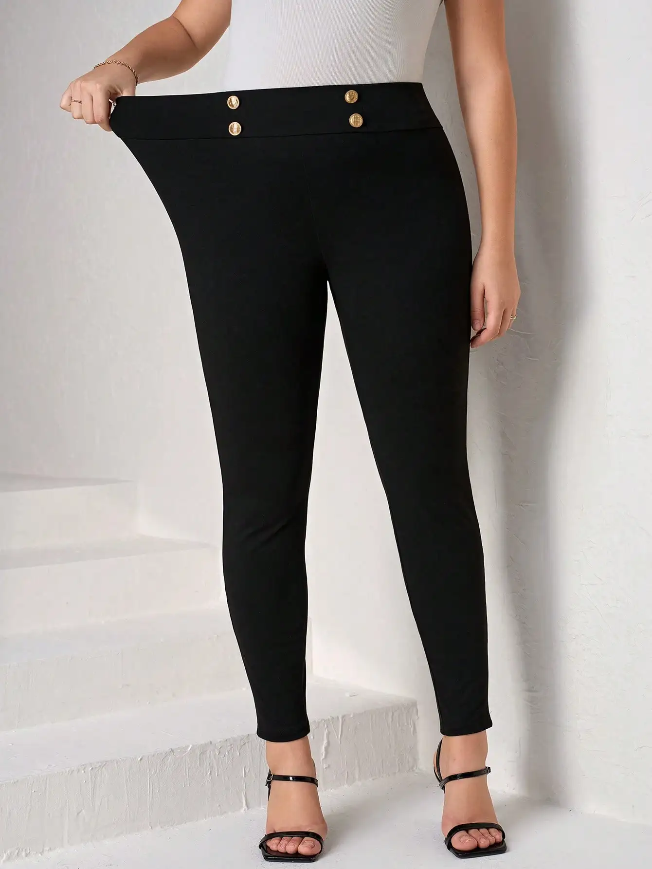 

Черные леггинсы с высокой талией и золотистыми пуговицами