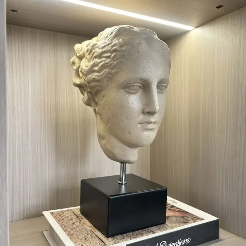 Medieval Style Light Luxury Art Portrait Sculpture Ornament for Office Home Living Room Coffee Table Entrance Decor Figure