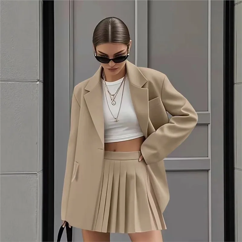 سترة بدلة بأكمام طويلة وياقة على شكل طية صدر السترة + تنورة قصيرة مطوية بلون سادة لبدلة التنقل النسائية غير الرسمية للربيع والخريف