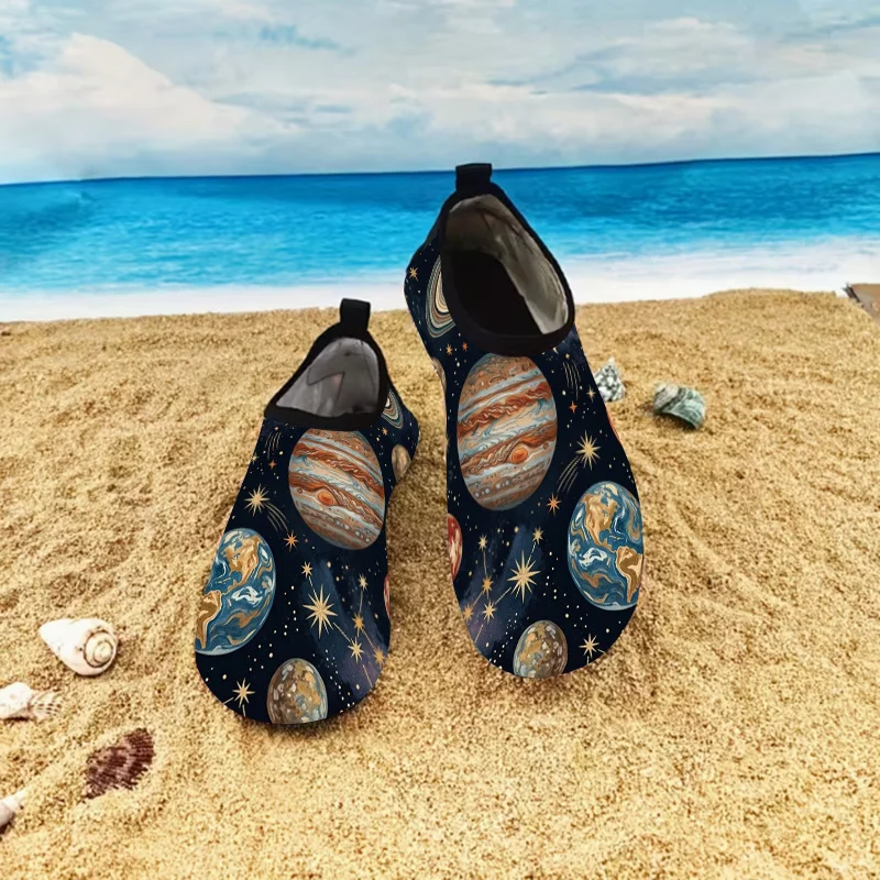 1 Pair Unisex Retro Planet Print Sandals, Starry Sky Non-slip Soft Sole Slippers, Quick Dry Breathable Summer Beach Water Shoes