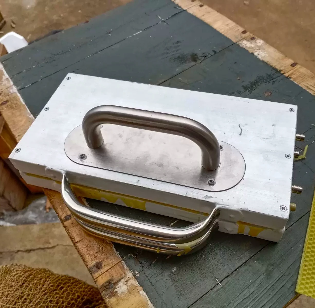 The hand-pressed nest foundation machine can continuously press the middle bee aluminum alloy water-cooledheat dissipation plate