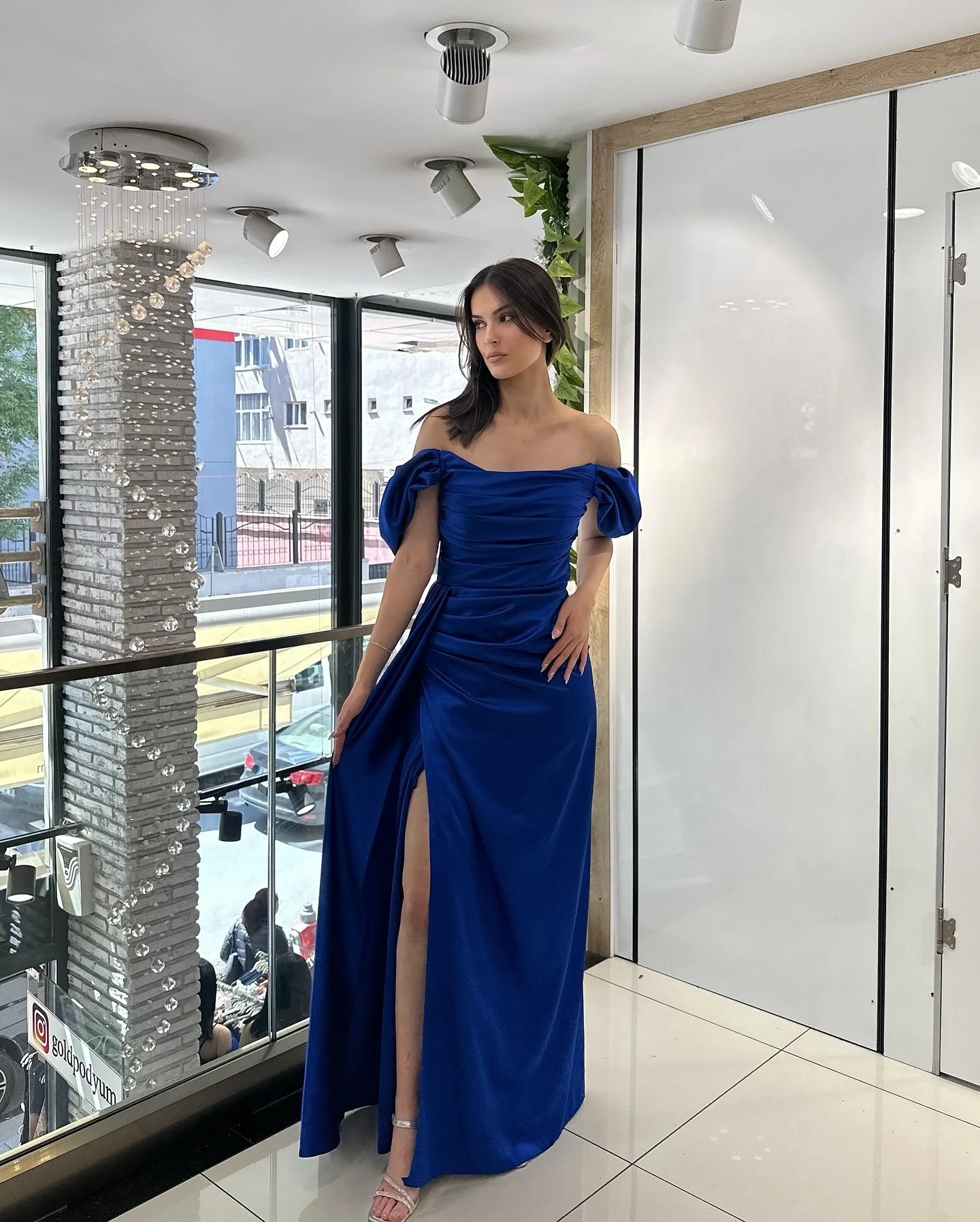 2025 выполненное на заказ трикотажное платье без бретелек с открытыми плечами, платья знаменитостей, изысканное вечернее платье без рукавов с боковым разрезом и молнией сзади