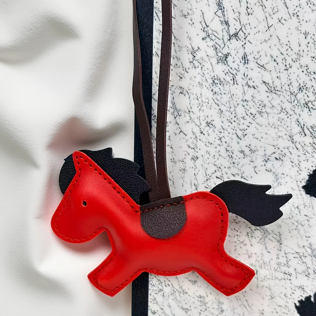 Neujahrs-Trendmarke Pferdejahr Lederbekleidung, Gepäck, Schlüsselanhänger-Accessoires, passende Materialien, niedlicher kleiner Pferdeanhänger – Detail 6