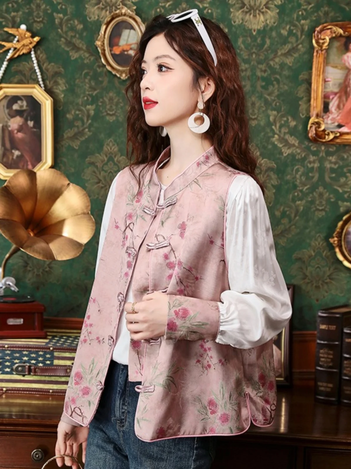 ชุดเสื้อกั๊กปักลายดอกไม้สีชมพูสไตล์จีนใหม่สำหรับผู้หญิง ชุดเซ็ตสองชิ้นแบบกระดุมสไตล์ยุโรปสำหรับฤดูร้อน เสื้อแขนยาวทรงหลวม...