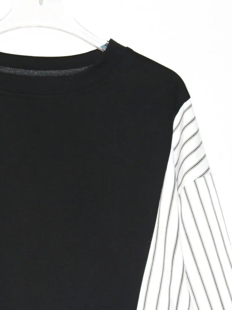 [EAM] White Spliced Striped Ribbon Big Size Sweatshirt New Round Neck Long Sleeve Women Fashion Tide Spring Autumn 2026 1DK0357