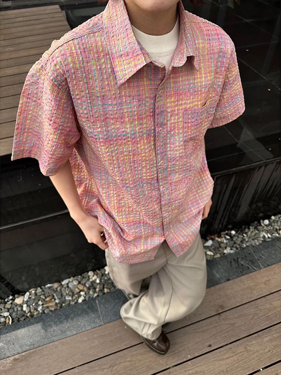 

Розовая рубашка из пузырчатой ткани с короткими рукавами, мужская летняя рубашка в клетку с текстурой, американская верхняя одежда Dopaamine для пар, свободный крой, молодежная мода