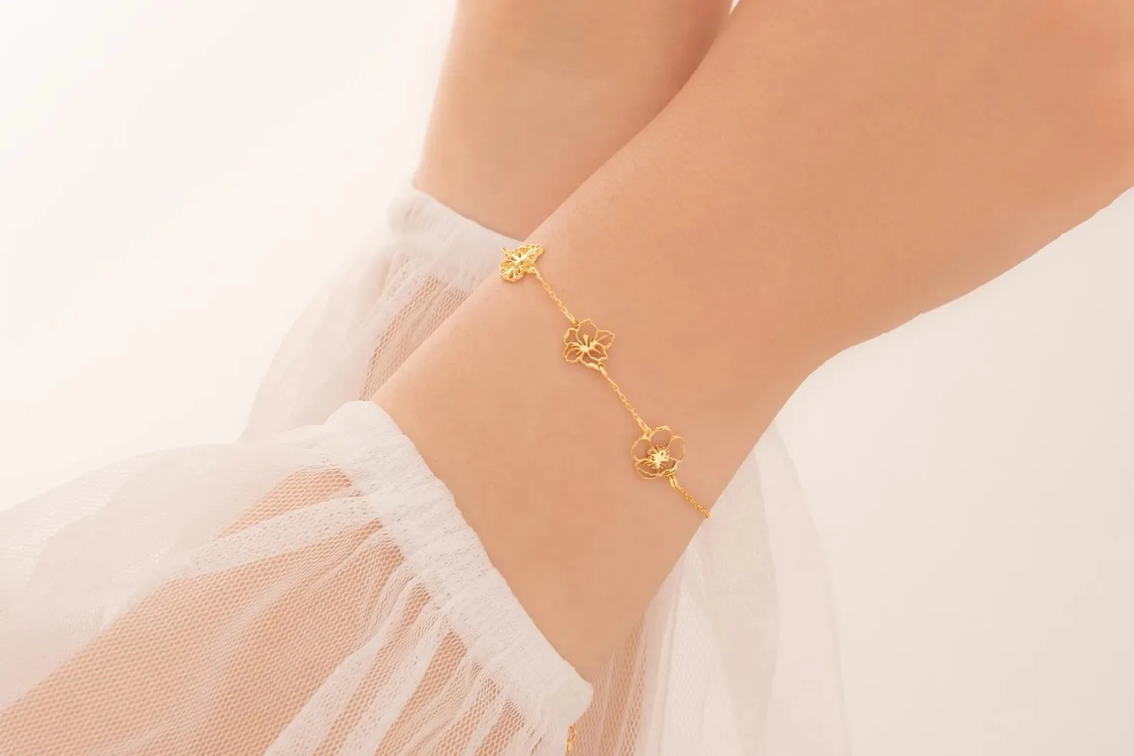 

Family Birth Flower Bracelet for Mom Personalized Bracelet with Kids Birth Month Flowers Meaningful Gift for Her Mother's Gift