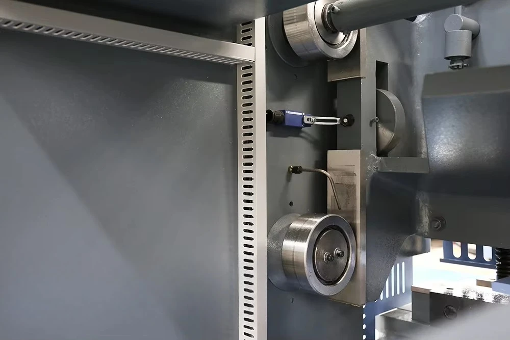 Hot Selling  E21S Electric Plate  Automatic Sheet Metal Guillotine for Steel Cutting with Hydraulic Blade Gap Adjustment
