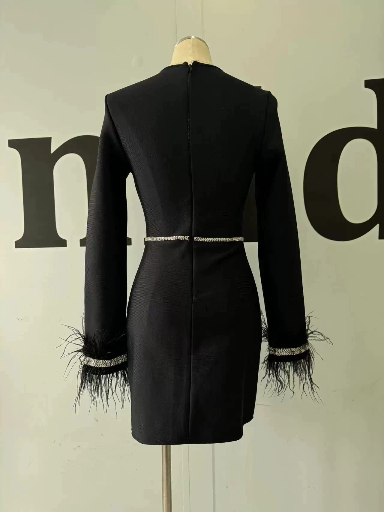 فستان نسائي جديد لعام 2025 مثير بأكمام طويلة ورقبة على شكل حرف v شبكي من حجر الراين والريش ملفوف على الورك-GZXX1072