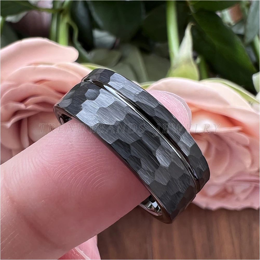 8 mm Eheringe aus Wolframkarbid für Männer und Frauen, Verlobung, Modeschmuck, gehämmerter, versetzter, gerillter, gebürsteter Finish, bequeme Passform – Detail 9