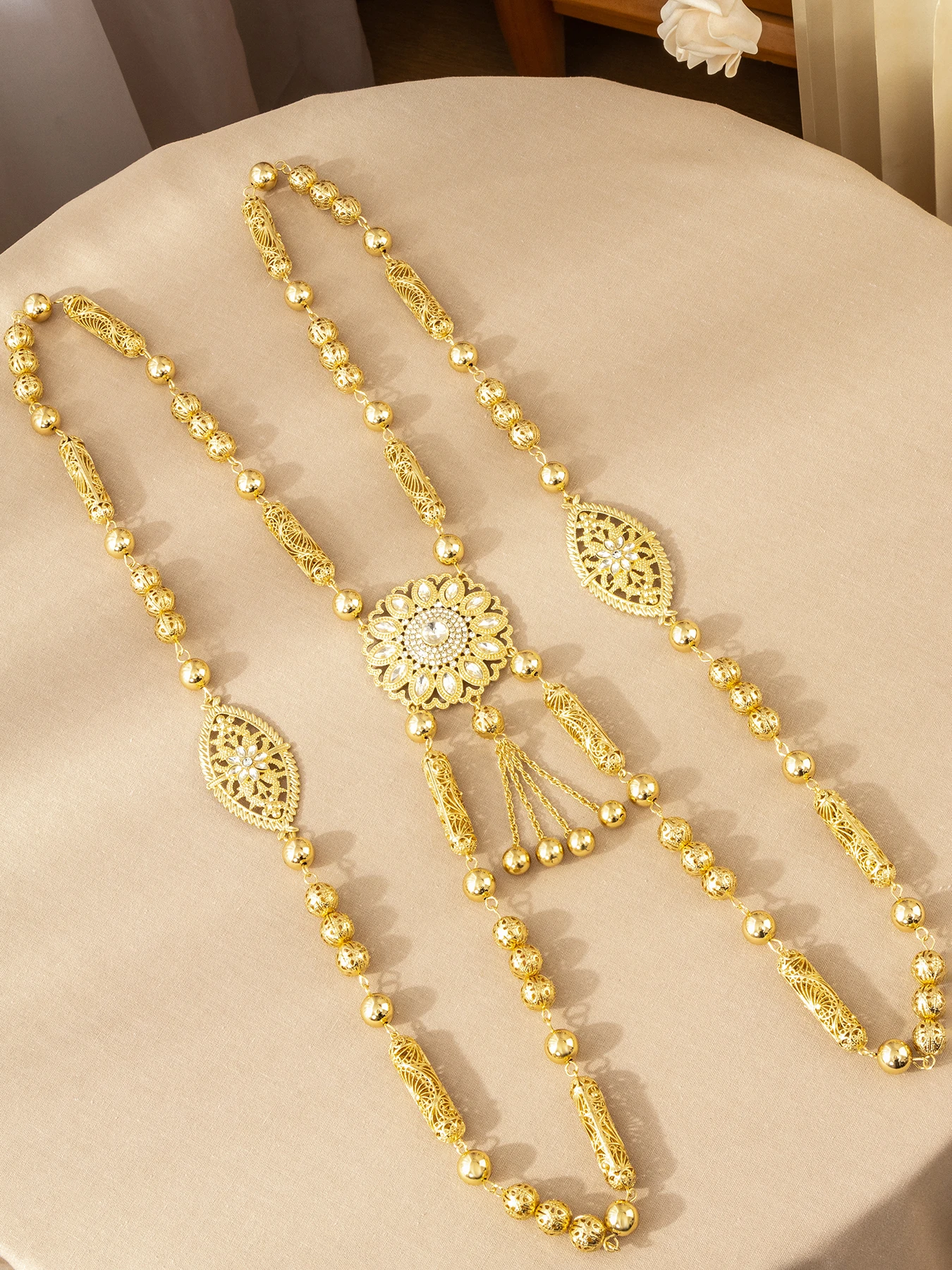 مجوهرات جسم الزفاف المغربي على طراز الشرق الأوسط مصنوعة يدويًا وشاح الزفاف المطلي بالذهب مع قلادة طويلة