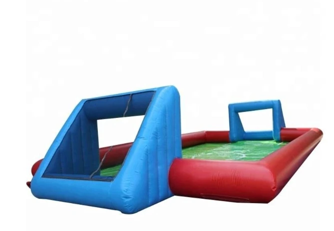 安全な屋外スポーツや遊びのために設計されたプレミアムなインフレータブルフットボールフィールド