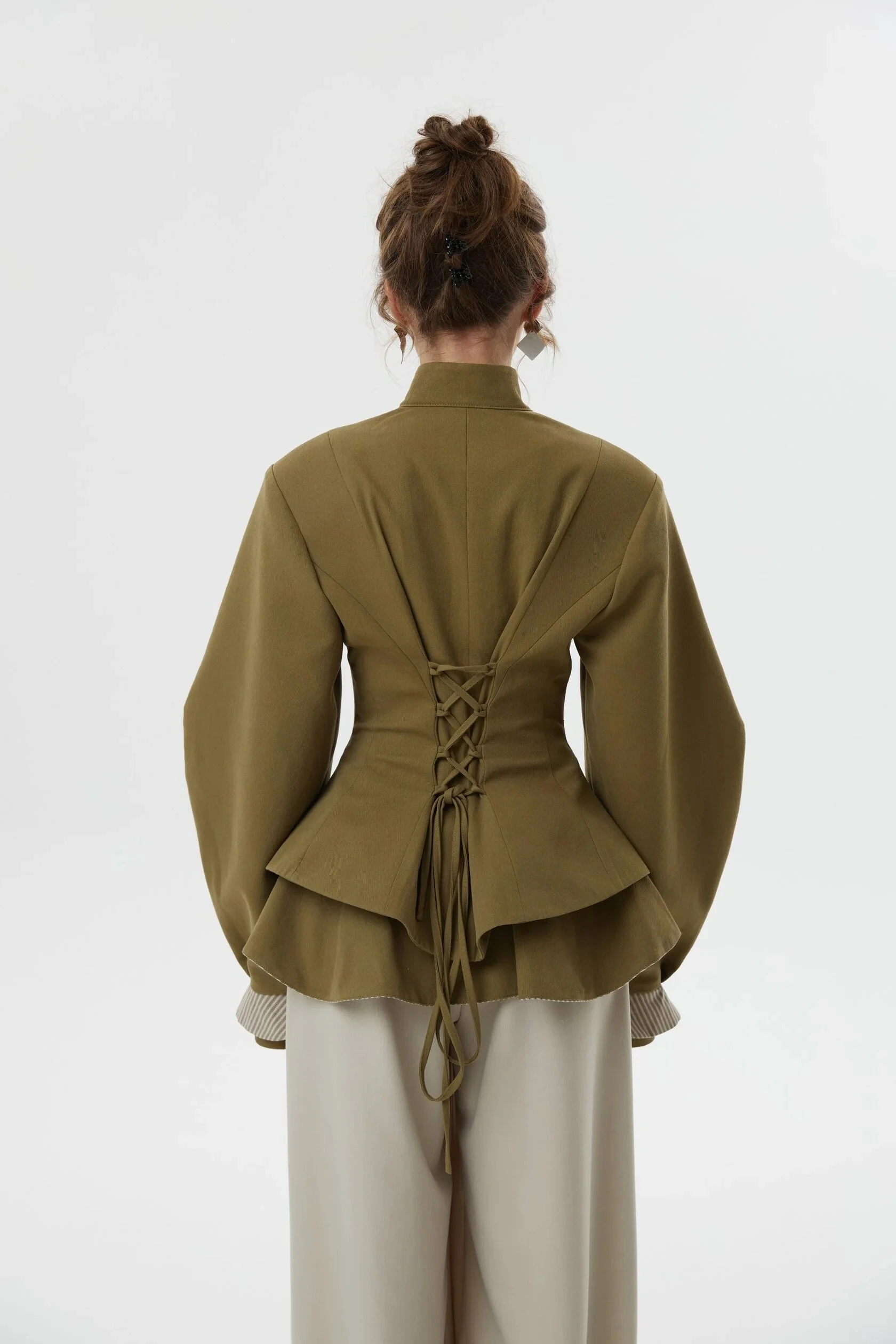 Chemisier Laur 2026 à col montant et découpes pour femme, manches bouffantes, fermeture à crochets, coupe ajustée, ourlet superposé irrégulier, idéal pour le bureau et le quotidien