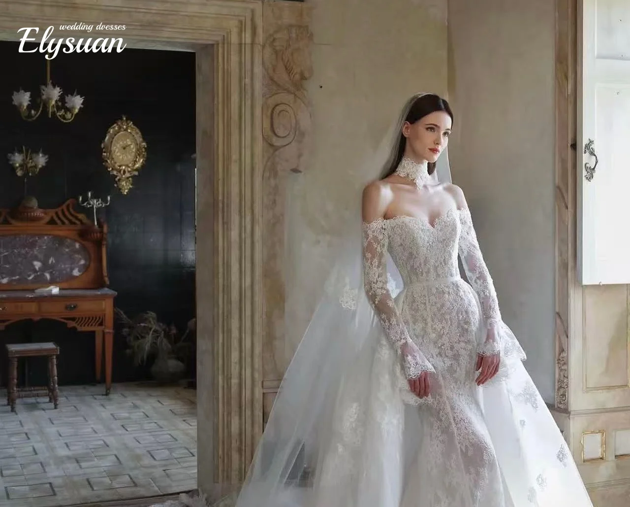 

Свадебные платья с индивидуальным дизайном, длинными рукавами, воротником-стойкой и съемным шлейфом в стиле русалки.