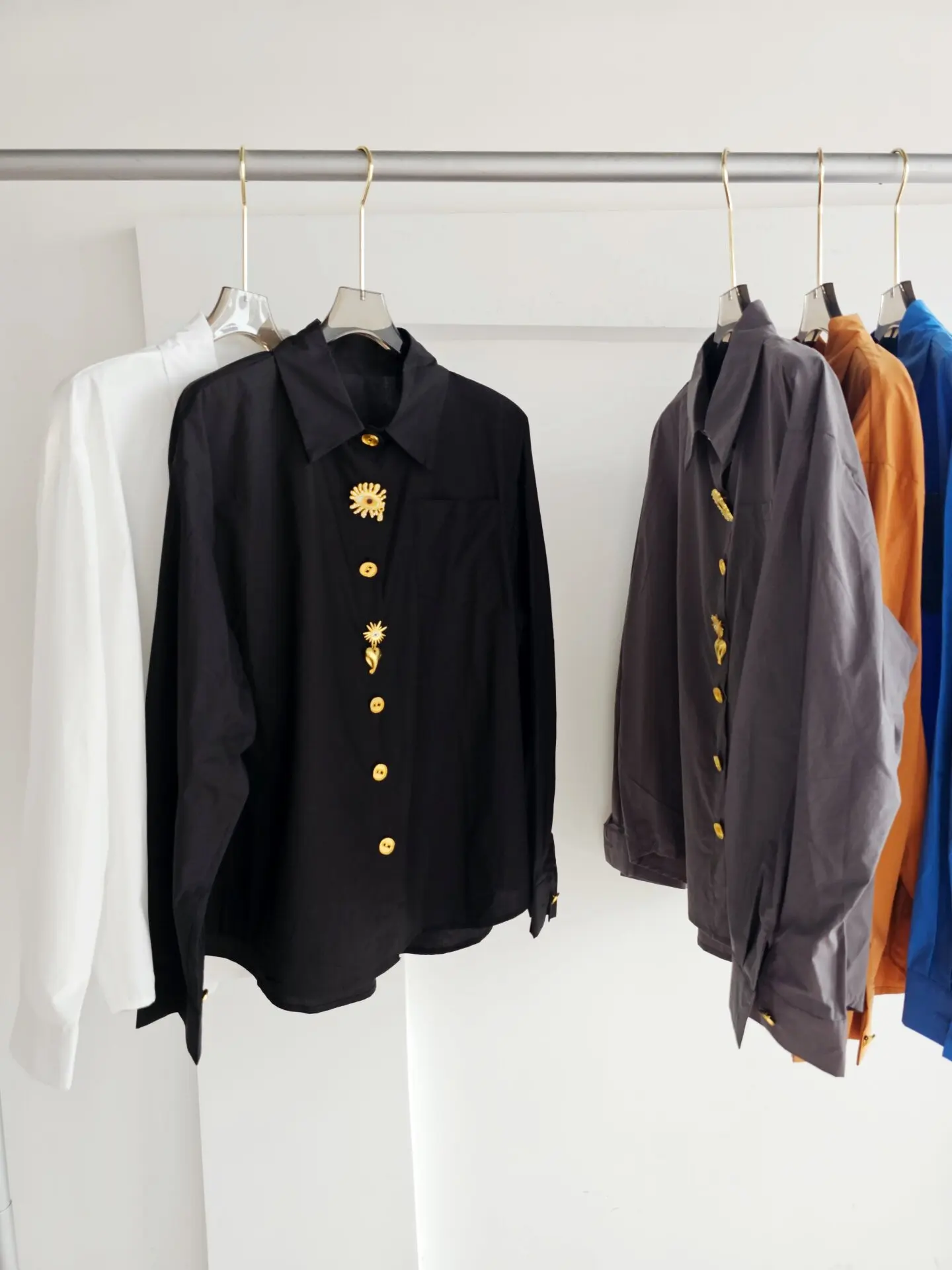 

Женская элегантная блузка Clothland с металлическими пуговицами, базовая блузка с длинными рукавами, рубашка ярких цветов, женские модные топы, Blusa LB436