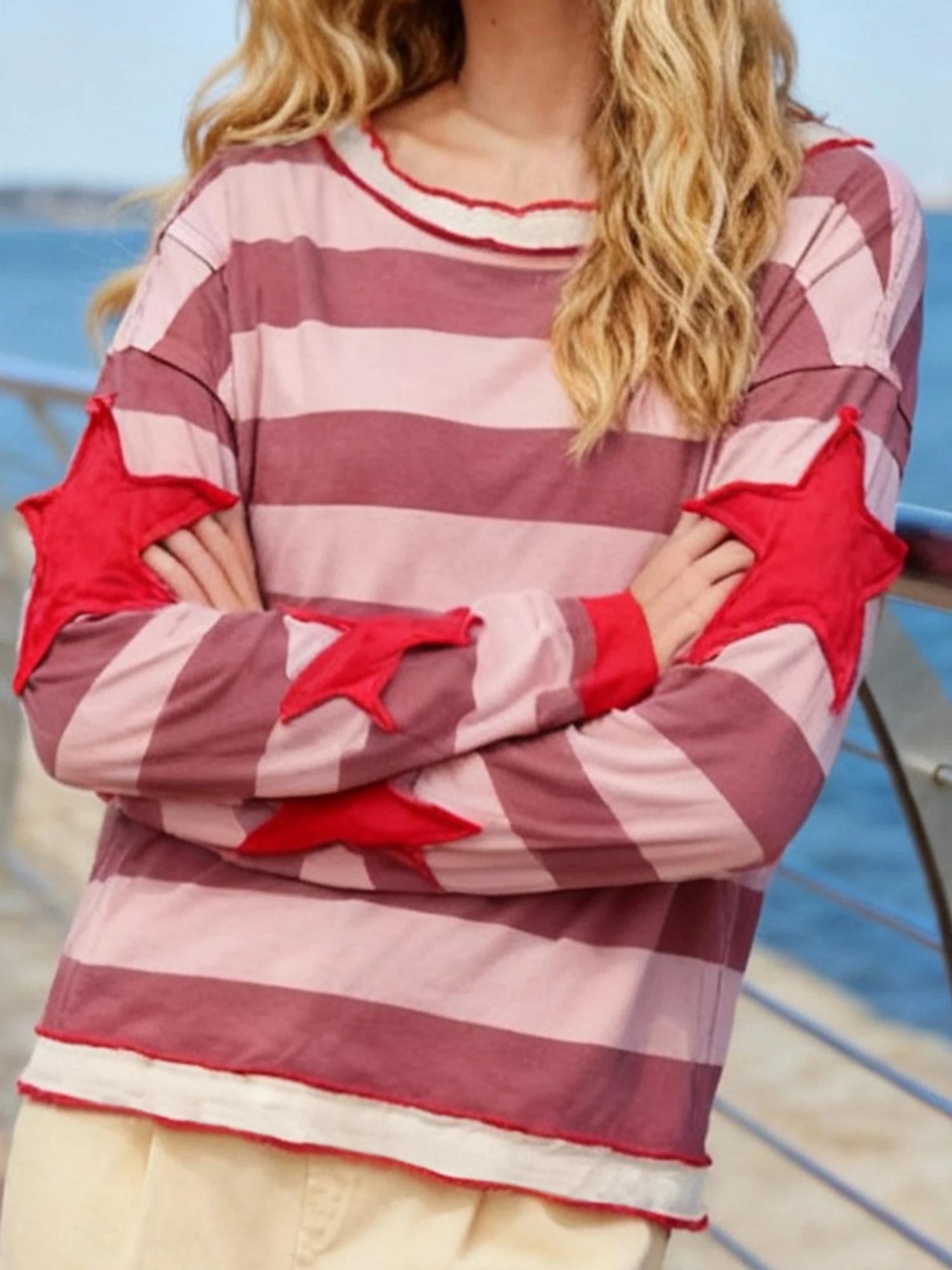 Stylowe damskie bluzki w paski z modnym haftem w gwiazdki i luźnym krojem na sezon jesieni.