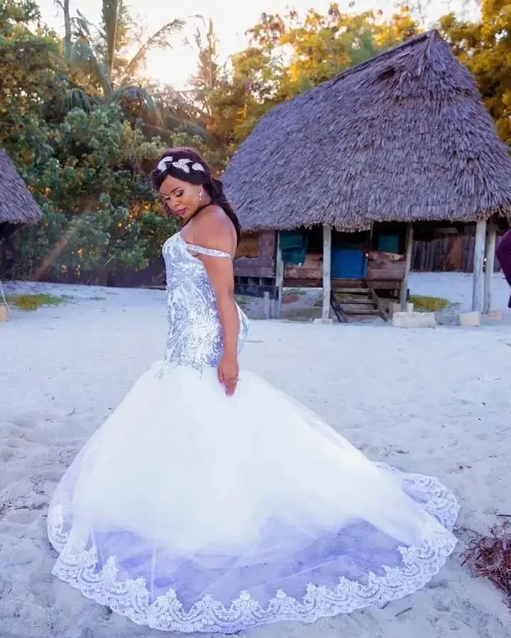 맞춤형 매력적인 오프 숄더 스팽글 인어 웨딩 드레스 스윕 기차 레이스 아플리케 흑인 여성 신부 가운