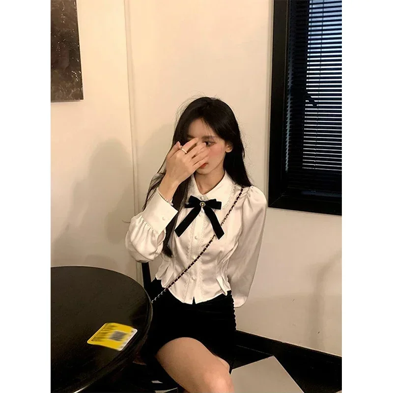 الحلو الأبيض القوس قمصان النساء Preppy Kawaii الدانتيل المرقعة البلوزات الإناث لوليتا بيتر بان طوق كم طويل المحاصيل القمم Mujer Y2k