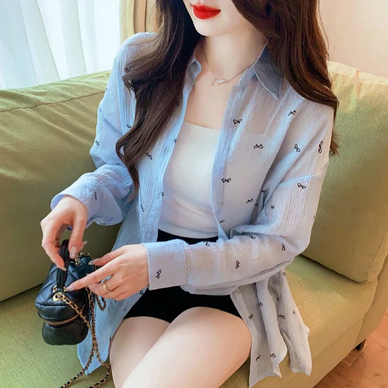 قميص كوري فضفاض مطبوع بأزرار على الموضة ملابس نسائية لربيع وصيف 2025 بلوزات غير رسمية جديدة تناسب كل مباراة بلوزة للتنقل