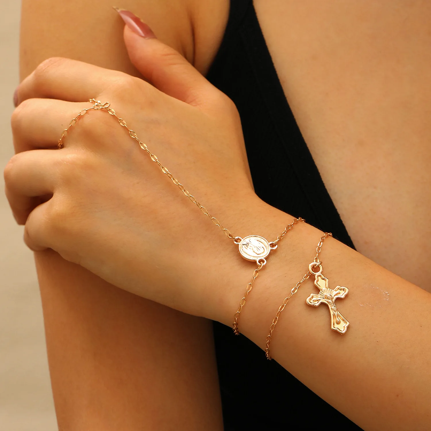 

Fashionable Alloy Cross Chain Multiple Pieces Set Finger Linked Handback Bracelet For Women Unique Design Elegant Jewelry