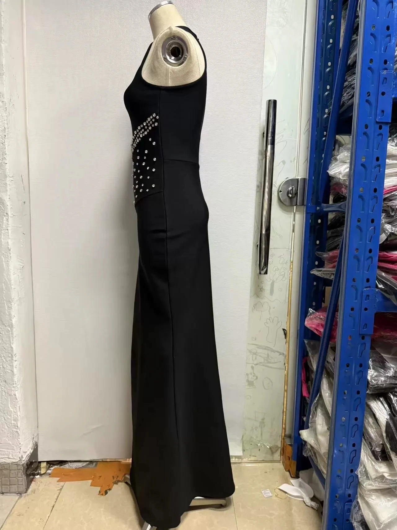 2025 Neues schwarzes, perlenbesetztes, ärmelloses Fischschwanz-Slim-Fit-langes Bandagekleid – GZXX 1065