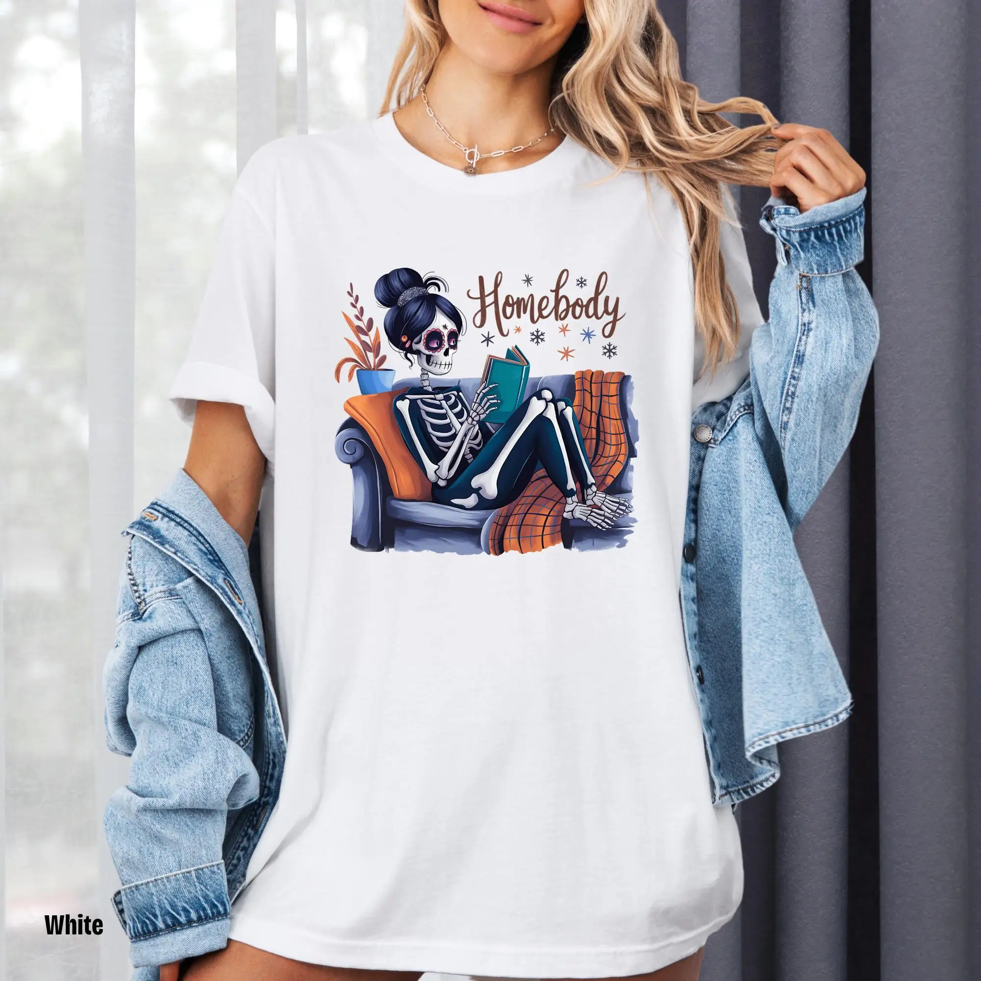 

Homebody Skeleton Graphic T-Shirt Women’s Funny Lazy Day Tee S-3XL Casual Oversized Streetwear Summer Top 2025 New