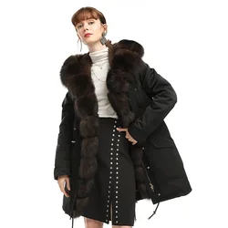 Tecido impermeável de estilo longo parka de inverno feminino. Uma combinação de gola de pele de raposa natural e pele de coelho rex pele real