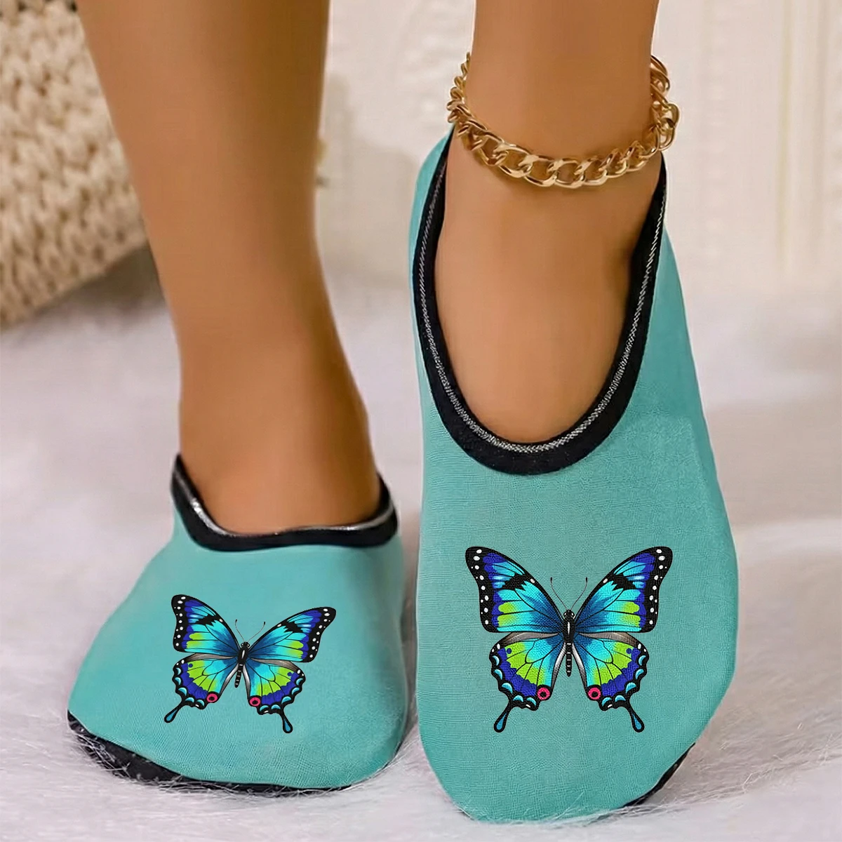 شبشب أرضي أنيق للزوجين يمكن ارتداؤه في الفصول الأربعة مطبوع عليه فراشات من جلد الغزال يسمح بمرور الهواء ومرونة عالية ومضاد للانزلاق