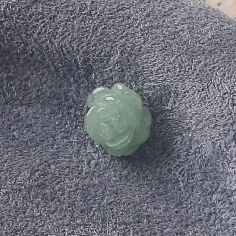 

Кусок резьбы по цвету зеленого авантюрина для изготовления кустарных ювелирных изделий и аксессуаров в стиле бохо 10x10x5 мм-0,6 г