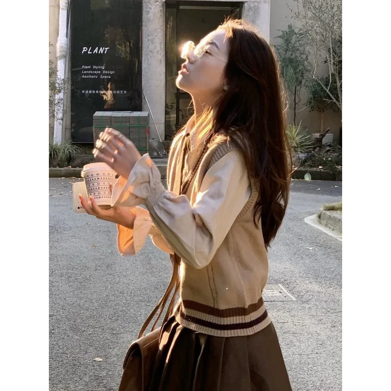 Traje de tres piezas para mujer, chaleco de punto sin mangas universitario + camisa de manga larga Preppy femenina + Falda plisada, conjunto femenino para uso en el Campus