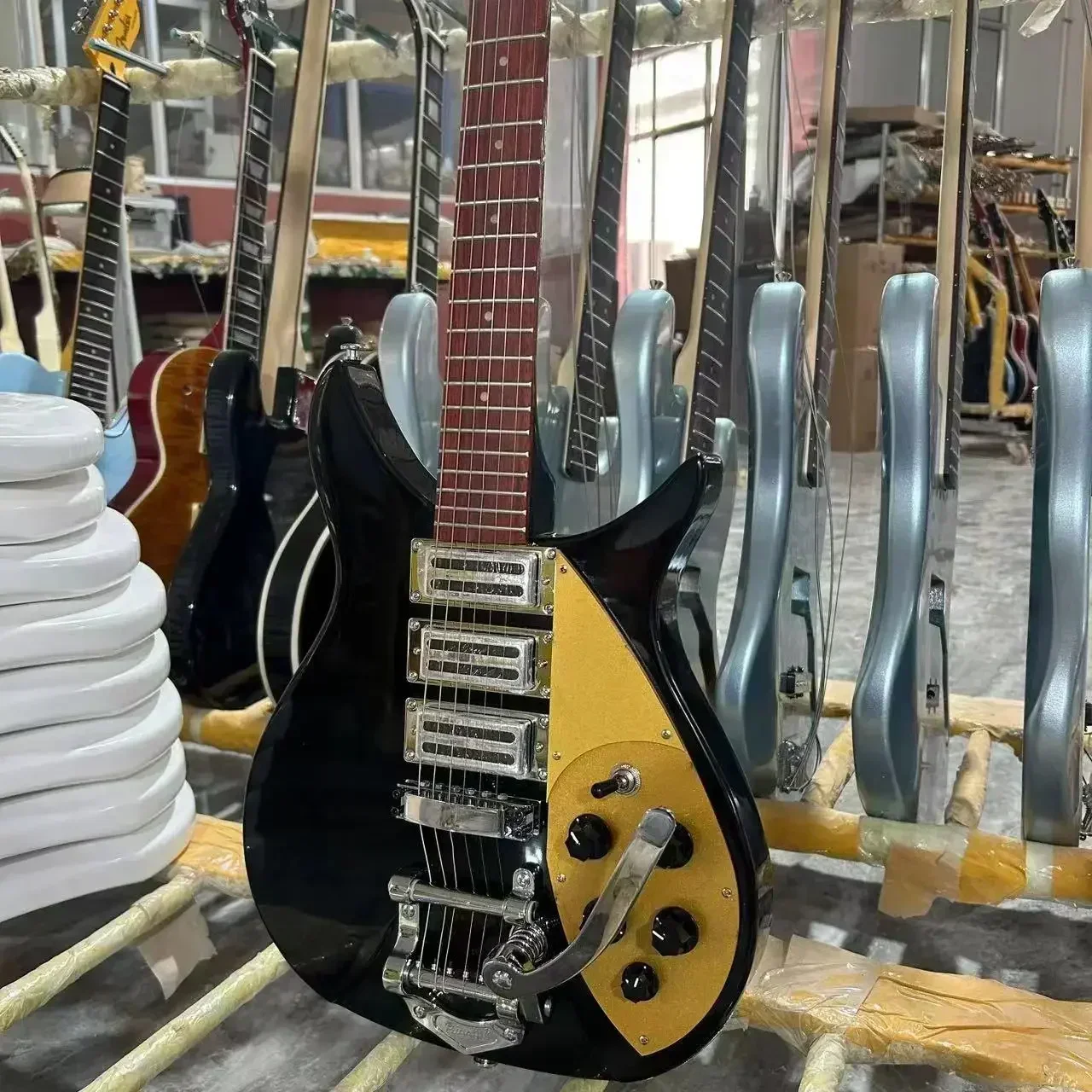 Chitarra elettrica Rickenbacker 325, colore nero, ponte del sistema Tremolo, tastiera in palissandro, corpo in tiglio, nave libera гитара